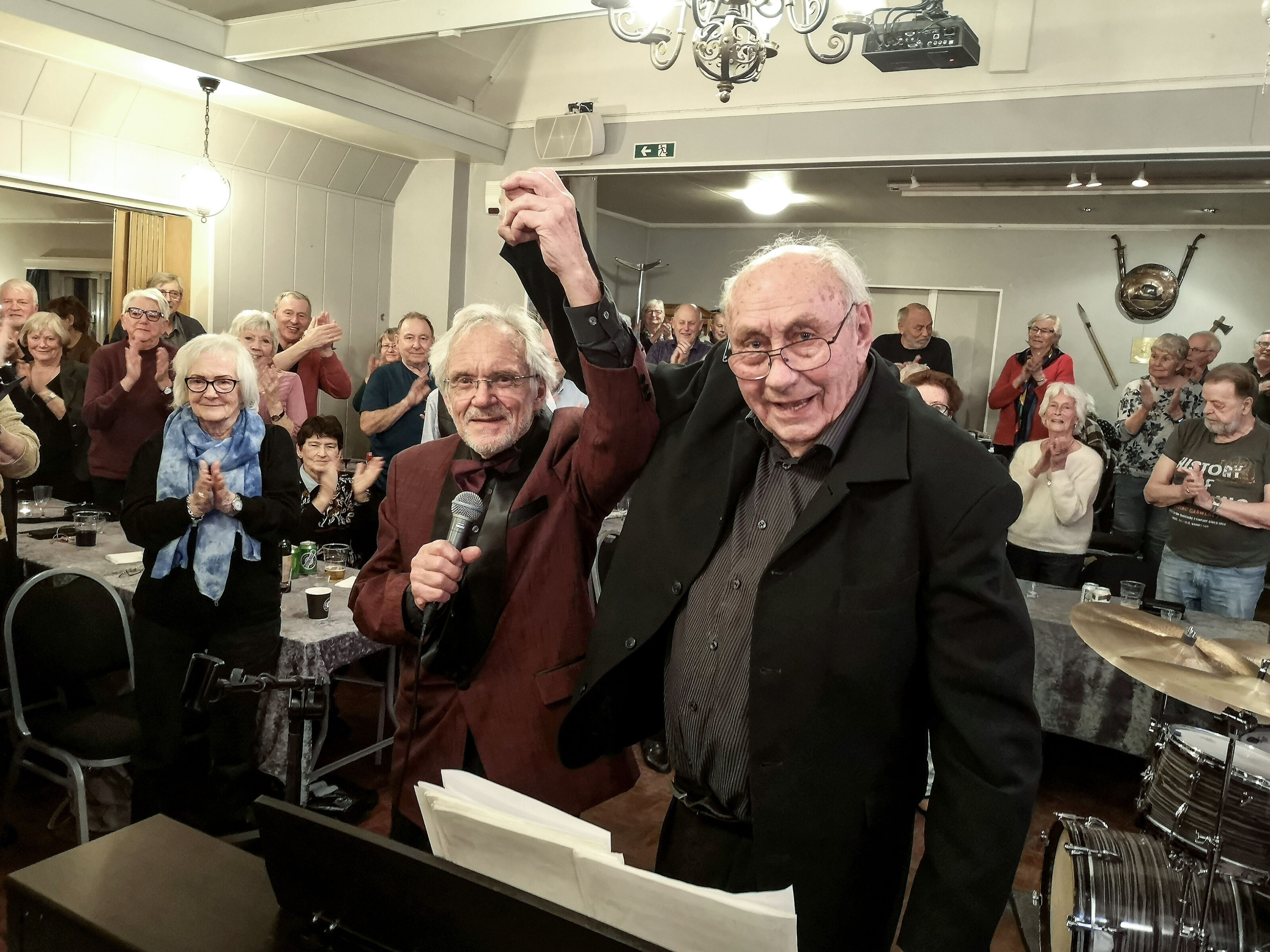 HYLLET: Kjell Eriksen ble hyllet av både publikum og klubbleder Jan G. Haanæs på sin avskjedskonsert på Vardeheim fredag. Foto: