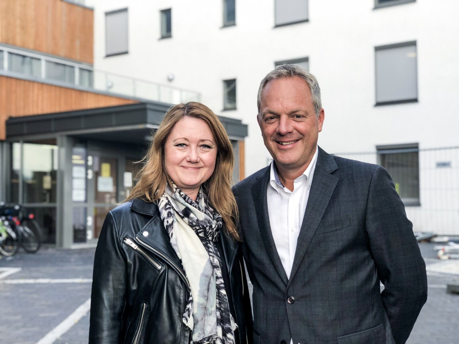 GLADE: Rehabilitering av Martin Skatvedts vei 1 har vært et kjempeprosjekt. Nå er bydels­direktør Øystein E. Søreide og Helse- og omsorgssjef Bente Almås glade for at bygget <br/>