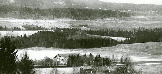 Alfaset gård sett fra jordet på Trosterud i 1898. Bildet er lånt av Groruddalen Historielag. Foto: