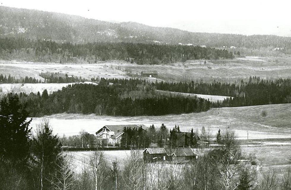 Alfaset gård sett fra jordet på Trosterud i 1898. Bildet er lånt av Groruddalen Historielag. Foto: