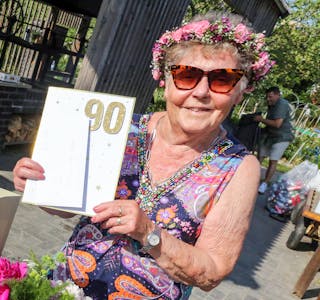 BLOMSTRENDE JUBILANT: Ruth Heggum har rundet 90. Da ble det stor fest i Brobekk skolehage og parsellanlegg, hvor hun mer enn noen andre har sørget for at det har blitt en grønn oase av dimensjoner.