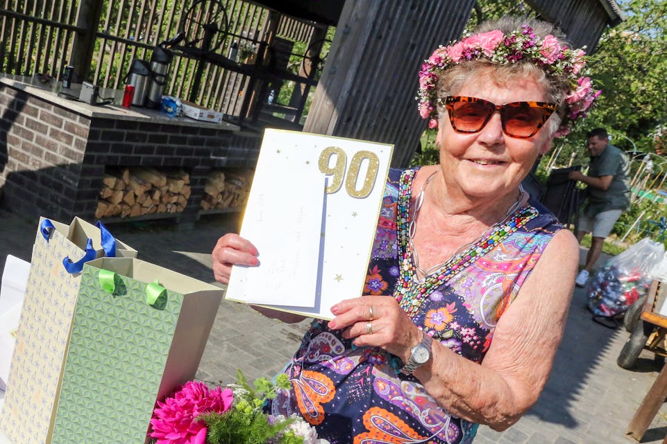 BLOMSTRENDE JUBILANT: Ruth Heggum har rundet 90. Da ble det stor fest i Brobekk skolehage og parsellanlegg, hvor hun mer enn noen andre har sørget for at det har blitt en grønn oase av dimensjoner.