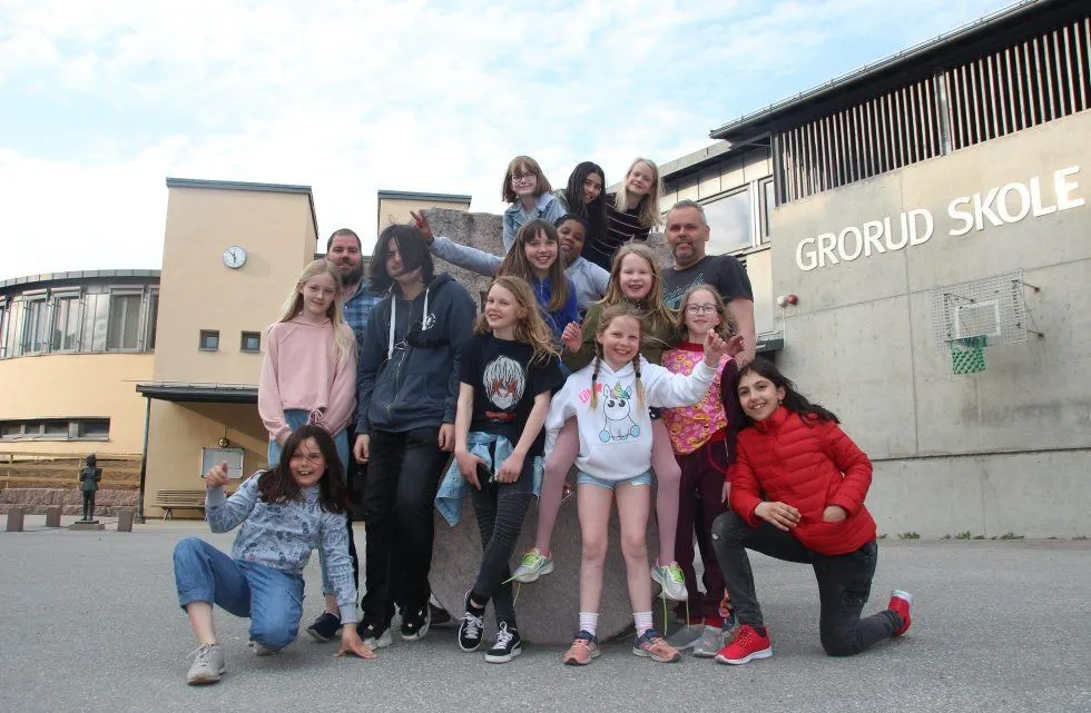 STOR LOPPIS-GLEDE: Store og små i musikkorpset på Grorud skole er i disse dager i fullt gang med forberedelsene til neste helg loppemarked. Foto: