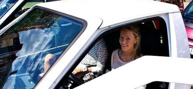 LÅNES UT: Amalie Skram fra Økern håper Matt Damon eller Reese Witherspoon setter seg bak spakene på hennes hvite Buddy elbil. Foto: Privat