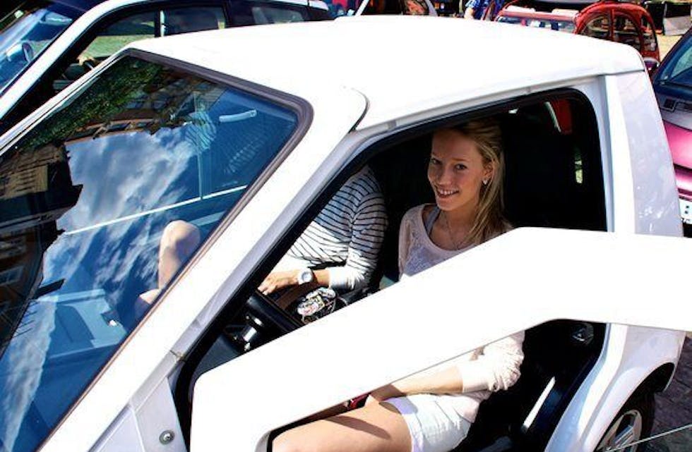 LÅNES UT: Amalie Skram fra Økern håper Matt Damon eller Reese Witherspoon setter seg bak spakene på hennes hvite Buddy elbil. Foto: Privat