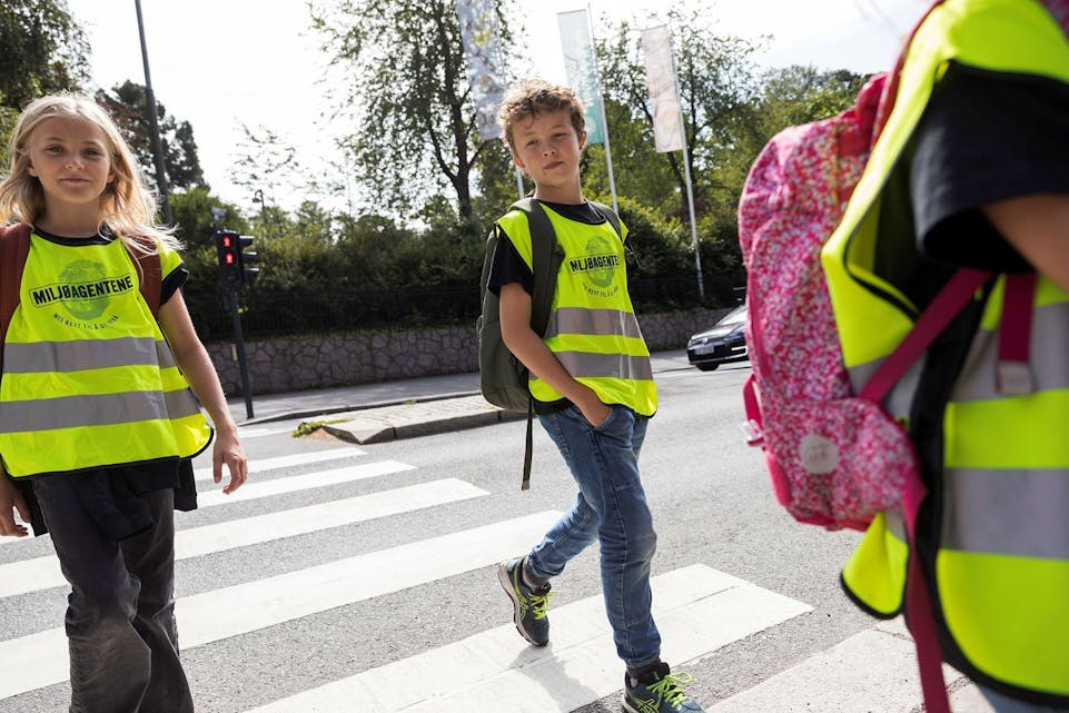GÅR FOR KLIMAET: Miljøagentene arrangerer Norges største gå-til-skolen-aksjon. Flere skoler fra «dalen» er påmeldt. Foto: Johnny Vaet Nordskog/Miljøagentene