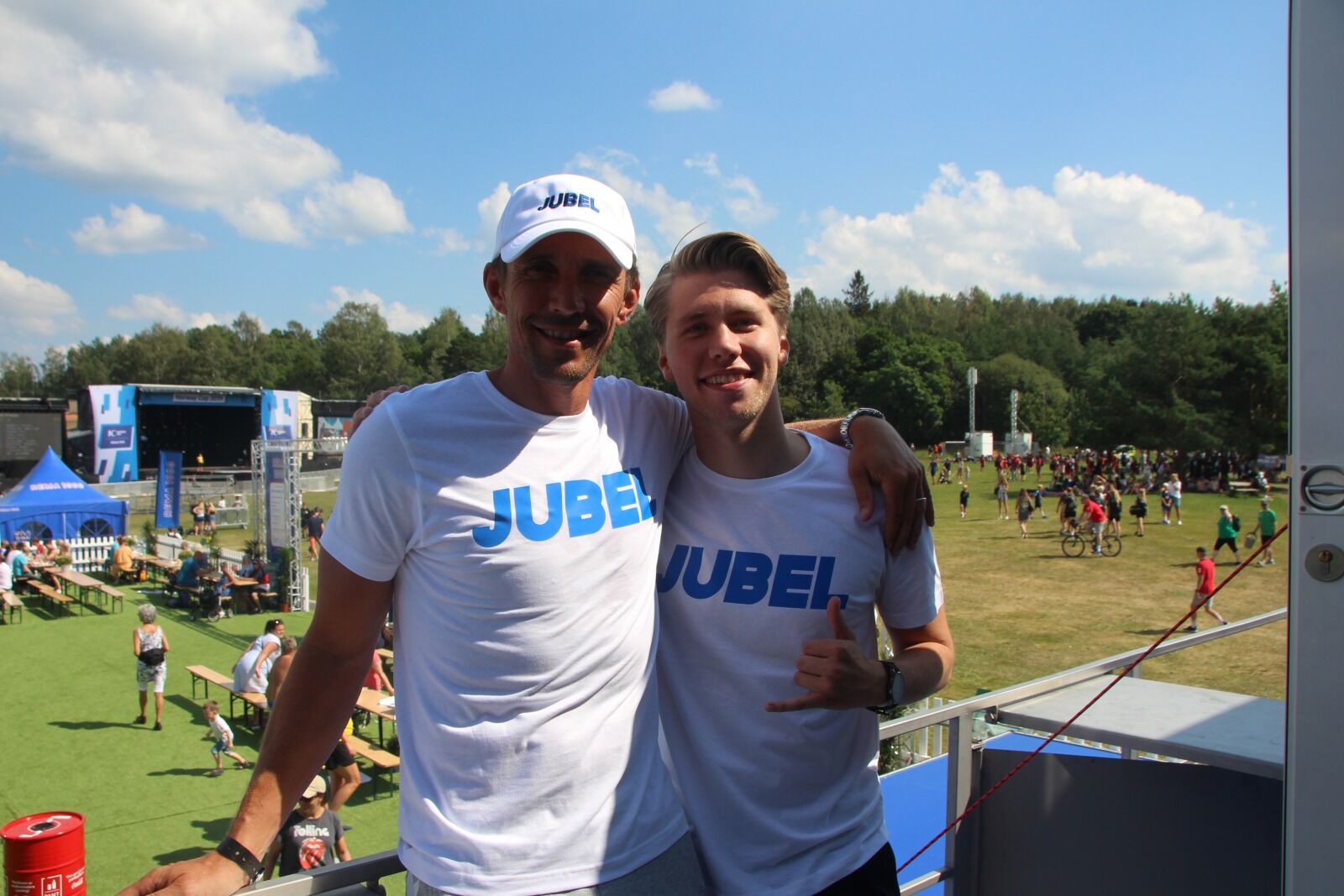 FORNØYDE MED OPPMØTE: Sponsorsjef i REMA 100 Vidar Riseth her sammen med Sander Austad Dale. Foto: Bawar Amin