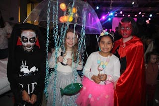 KLARE FOR FEST: Djimon (9), Pernille (10), Ainhoa (10) og Olina (9) er alle utkledd og klare for karneval. De er faste besøkende og gleder seg til det kvelden bringer. Foto: