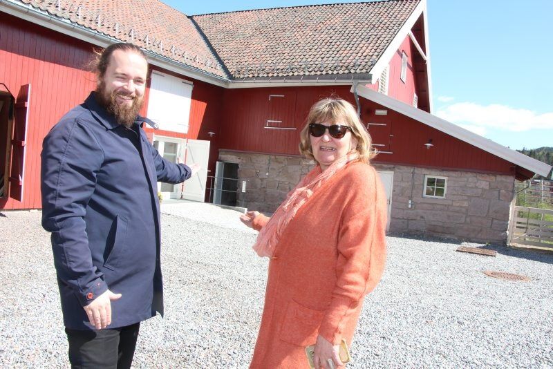 LETER ETTER FOLK: Kommunikasjonsrådgiver Alv Hågård Gustavsen og eiendomssjef Anne Olaisen i Kulturetaten letter etter flinke folk som kan krysse av alle boksene for kafédrift på Bånkall gård. Foto: