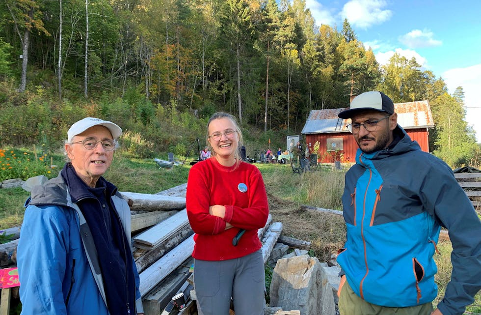Fra venstre: Bjørn Engstrøm, Mari Einang og Ahmed Oun er alle tre medlemmer av Andelslandbruk Enga. Foto: Anne Grete Orlien