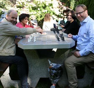 SJAKK FOR ALLE: Jan Andersen (t.v.) og Erik Grindbakken tok det første slaget sjakk på sjakkbenken. Jan Andersen startet selvsagt med hvite brikker. Foto: Caroline Hammer