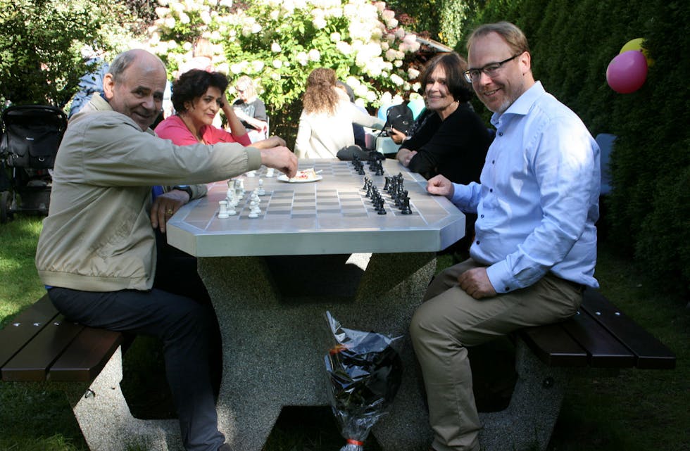 SJAKK FOR ALLE: Jan Andersen (t.v.) og Erik Grindbakken tok det første slaget sjakk på sjakkbenken. Jan Andersen startet selvsagt med hvite brikker. Foto: Caroline Hammer