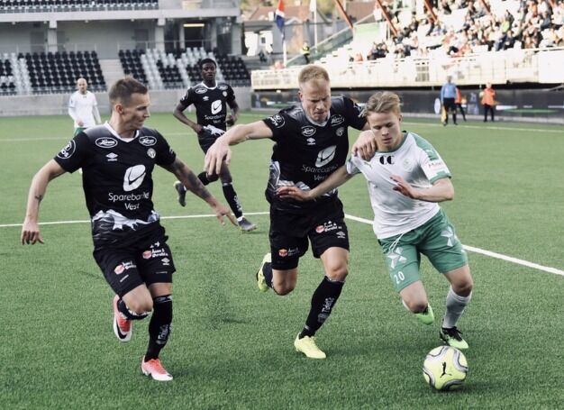 GRORUD-KLAR: Petter Mathias Olsen her i aksjon mot Sogndals Martin Ramsland i OBOS-ligaen. Foto: Fredrik Olastuen Foto: