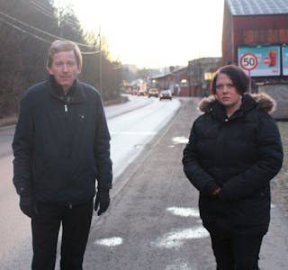 BEKYMRET BYDELSUTVALG: Knut Røli og Monique Nyberget Hiller er skeptiske til det nye forslaget for Manglerudprosjektet. Her ved den foreslåtte nye traseen for E6, der Smalvollveien går i dag. Foto: