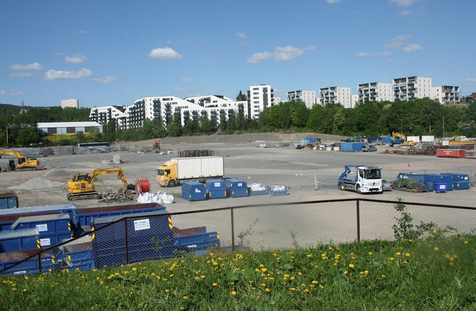 LITE INSPIRERENDE: I dag ser tomta slik ut. Her vil det komme ungdomsskole, flerbrukshall, park og flere leilighetsbygg når tomta er ferdigregulert. Prosjektene er forsinket på grunn av treghet i reguleringen. Foto: Caroline Hammer