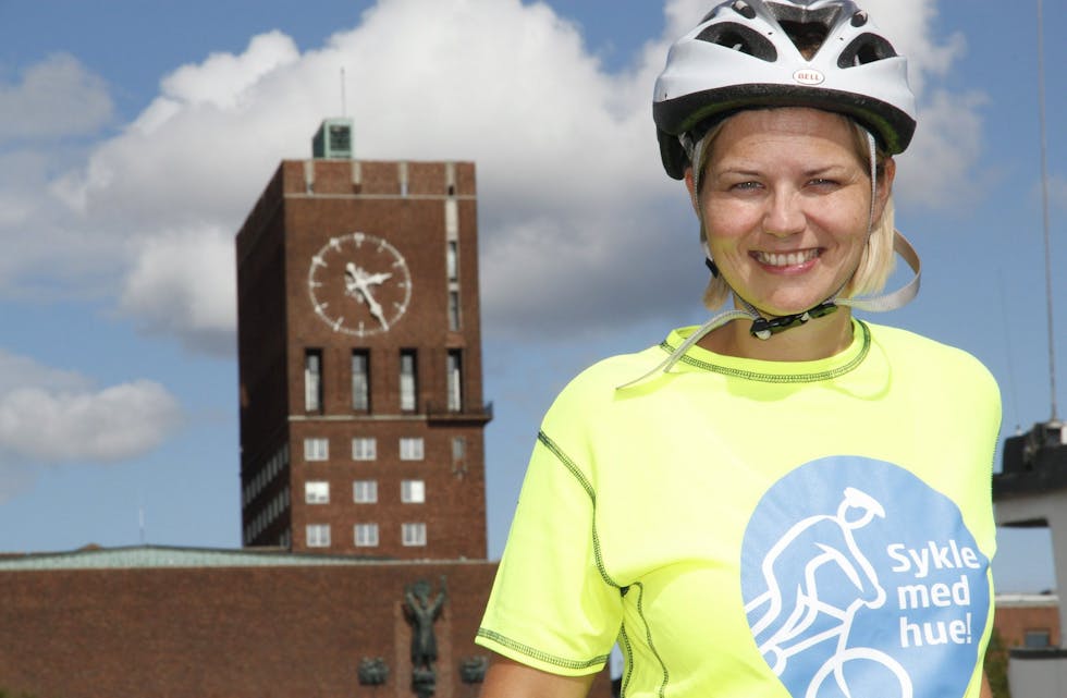 GRATIS I SOMMER: Miljø- og samferdselsbyråd Guri Melby (V) håper mange benytter tilbudet om å ta sykkelen gratis med på t-banen i hele sommer. Foto: