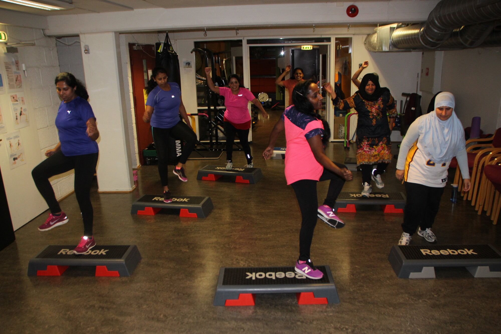 FAST TRENINGSØKT: Sathiaruby «Ruby» Sivaganesh (i midten foran) holder aerobic for innvandrerkvinner hver onsdag på Bjerke Nærmiljøsenter. Her har kvinner trent hver uke siden 2016. Foto: