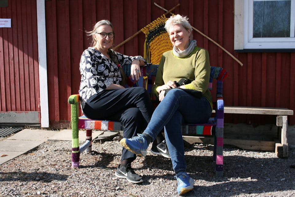 INVITERTE INN: Kari Jarrett (t.v.) og Kari Lund Ellingsen, leder i Østre Aker Husflidslag gledet seg over endelig å kunne vise fram og selge varer på husflidsmarkedet. Foto: Caroline Hammer