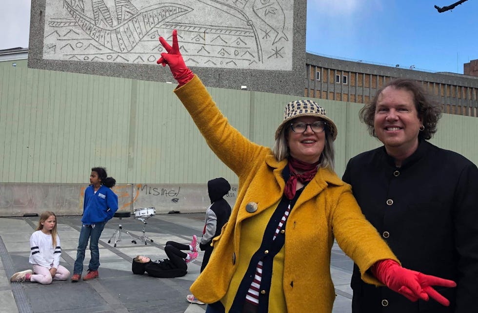 LA BLOKKA STÅ: Sigrid Marie E. Refsum (t.v.) og Frode Barth, sammen med rapperen Flexi (ikke på bildet), lanserer singelen «Y-blokka» i dag – på frigjøringsdagen. (Foto: Hanne Sophie Claussen). Foto: