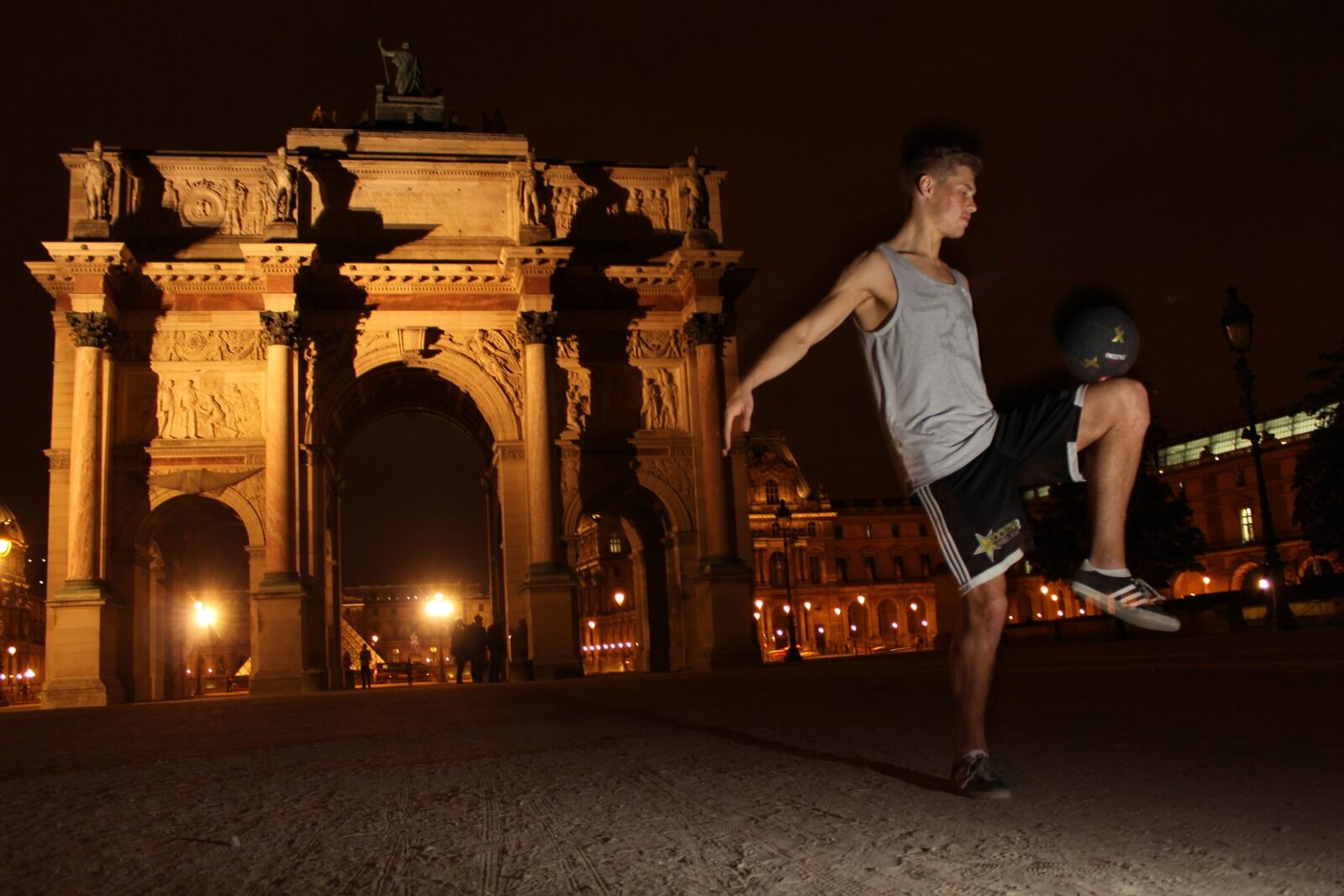 LOUVRE: Bak murveggene henger både Madonna og Mona Lisa, utenfor gjør triksekongen sin egen kunstform. Foto: Lucaso