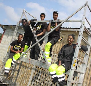 GLAD GJENG: Mahamed Ali (17), Mohammed Issa (18), Bashir Hussein (18), Garisen Subramaniam (18) og Basma El Sheikh (17) synes det er fint å jobbe for Bydel Bjerke. De trives godt med sommerjobben.  Foto: