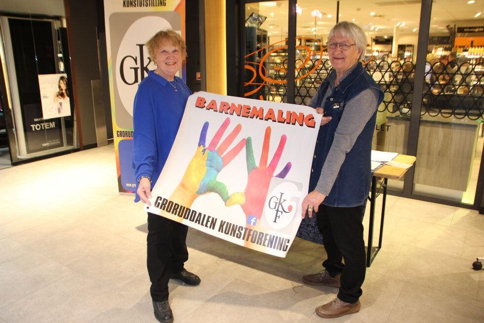 MALING ER GØY FOR ALLE: Inger Margrethe Eriksen (t.v.) og Astrid Egeland vil gjerne se flere barn kose seg med maling. Foto: