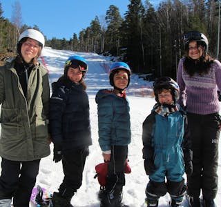 LIABAKKEN: Anna Skogman (f.v) sammen med ungene Sara, Adam, Elias og Mariam i Liabakken på Vestli. Foto: Sindre Veum Apneseth