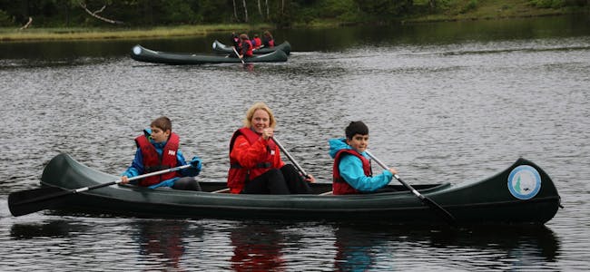 BYRÅD I BÅT: Andrej og Aiman padler kano sammen med utdanningsbyråd Anniken Hauglie (H). Foto:
