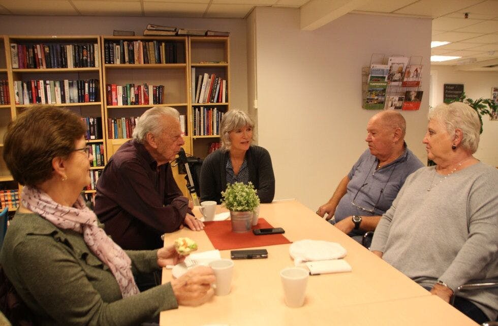 TID FOR VAKSINERING: Bydelsoverlege Trude Bakke (midten) slo av en prat om influensa og vaksinering med noen av seniorene på Stovner eldresenter. Foto:
