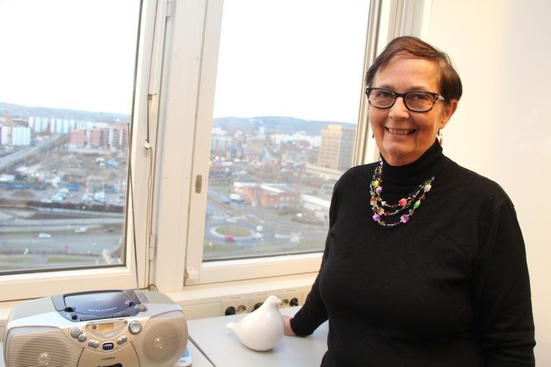 VEMODIG: Bydelsdirektør Kari-Anne Mathisen har jobbet et tiår for Bydel Bjerke. Nå går hun av som bydelsdirektør - men tar med seg mange gode minner. Fra hennes kontor i høyblokka på Økern kan man få en utrolig Oslo- og Groruddals-utsikt. Foto: