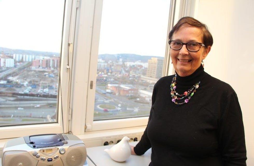 VEMODIG: Bydelsdirektør Kari-Anne Mathisen har jobbet et tiår for Bydel Bjerke. Nå går hun av som bydelsdirektør - men tar med seg mange gode minner. Fra hennes kontor i høyblokka på Økern kan man få en utrolig Oslo- og Groruddals-utsikt. Foto: