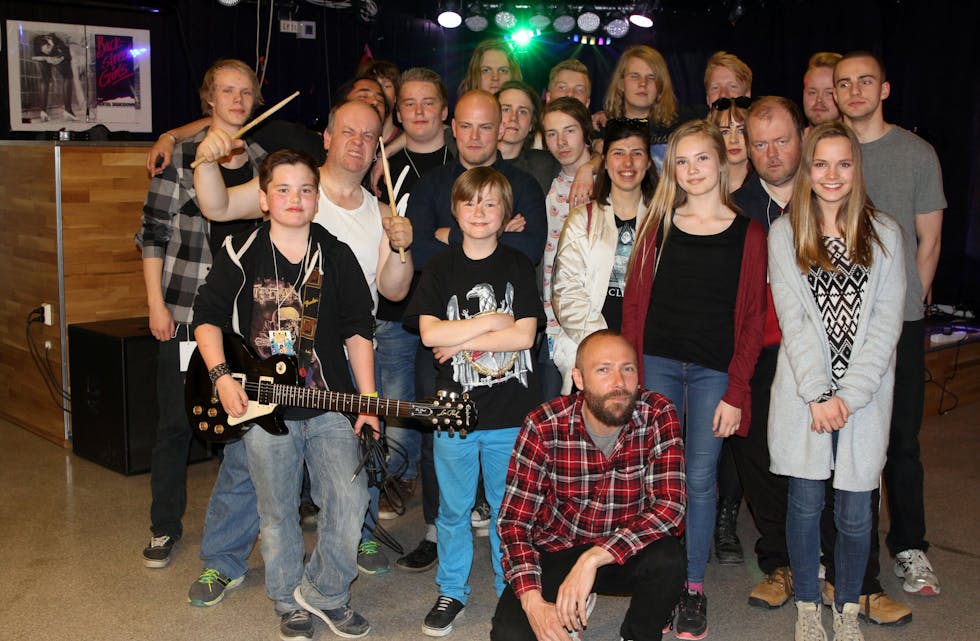 MUSIKALSK FEST: Samtlige som var med på den nye CDen fra Fyrhuset holdt konsert på Kaldbakkenklubben for å markere utgivelsen.  Foto: