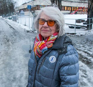 Den isete gangveien er et irritasjonsmoment blant flere naboer, men ingen tør å si ifra, hevder Erna Bodil Syberg. – Men jeg er en kriger, legger hun til. Foto: Sindre Veum Apneseth