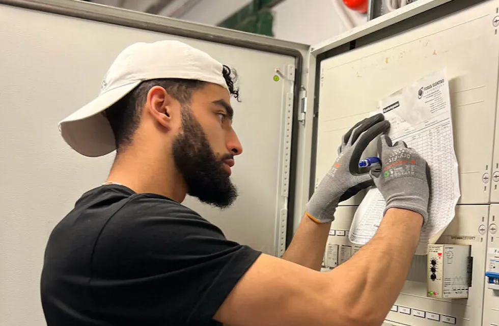 INSPIRASJON: Anas Jarrari vil at flere ungdommer skal oppleve den mestringsfølelsen som kommer av å få læreplass, og bruker ofte tid på å hjelpe dem på veien. Foto: