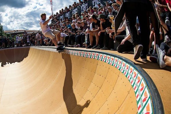 FOLKEFEST: Skating i Norge har vokst og vokst helt siden forbudet ble opphevet i 1989. Da blir det fort folkefest når NM arrangeres. Foto: