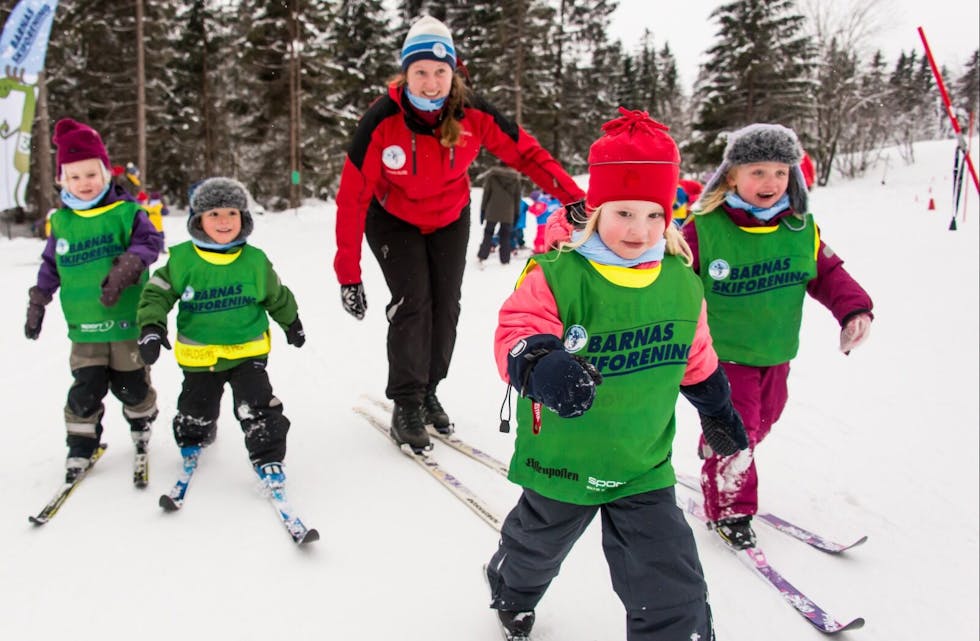 EKTE SKIGLEDE: Fra januar arrangerer Skiforeningen «Barnas skiskole» ved Liastua. Barn ved Fossum og Nedre Fossum gård barnehage skal gå på skiskolen som del av pilotprosjektet «Stovner på ski» (Fotos: Skiforeningen). Foto: