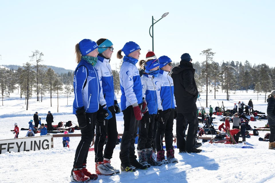 ÅRETS IDRETTSLAG: Bildet er tatt under årets Rossignolrenn og viser noen av jentene i de yngre klassene fra Lillomarka Skiklubb. De er nå alle medlemmer i det som er årets idrettslag i Oslo. Foto: