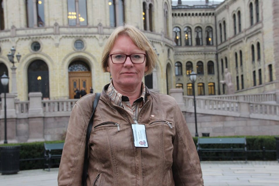 SKEPTISK: Ingunn Gjerstad (SV) har ikke sett et dokument som tilsier at det skal være grunnlag for å fjerne fysioterapitilbudet. Hun er skeptisk til avgjørelsen.  Foto: