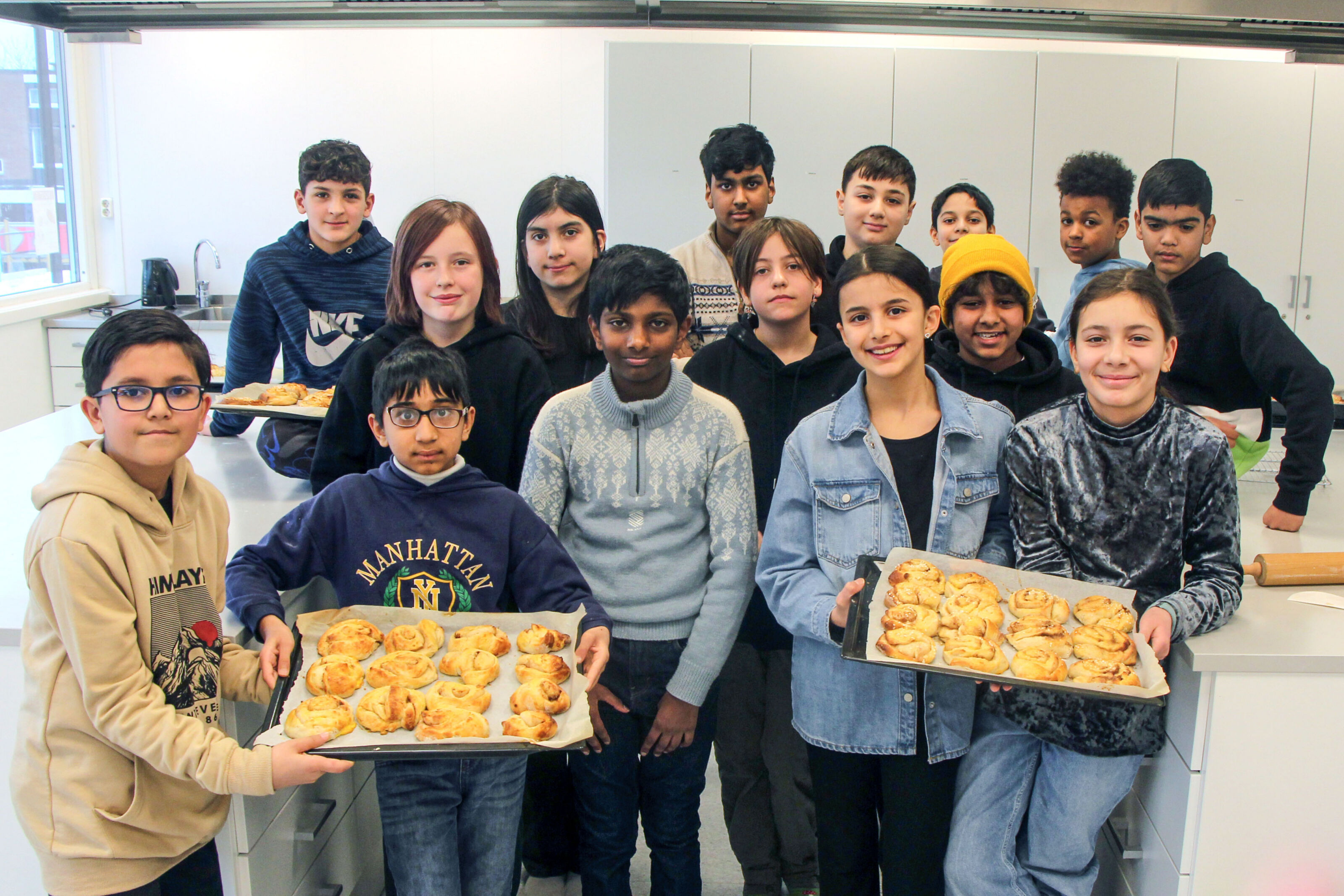 Rødtvet-elevenes bollesalg har resultert i 14.000 kroner til inntekt for jordskjelvofrene i Tyrkia og Syria. Foto: Sindre Veum Apneseth