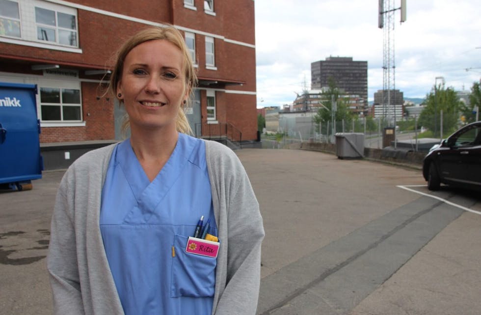 HVERDAGSHELT: Hjelpepleier Rita Einarsen er et godt eksempel på hvor viktig jobb de ansatte i hjemmetjenesten har. Foto: