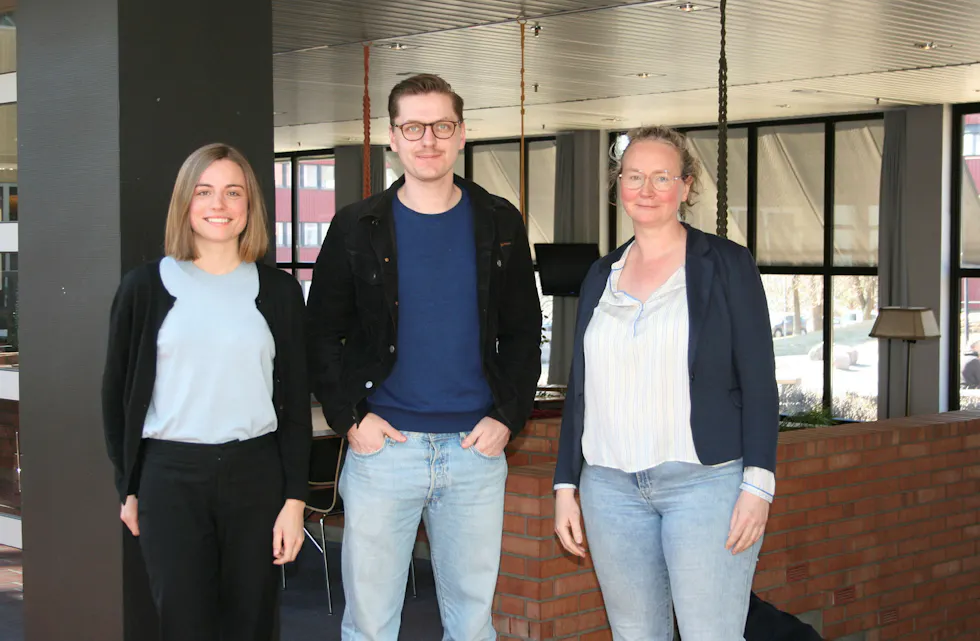 TENKE NYTT: Celia Lima (SV, f.v.), Herman Søndenaa (MDG) og Kaia Storvik (Ap) var tre av byrådssekretærene som tirsdag besøkte Linderud for å lære mer om hvordan bydelen og kommunen samarbeider for å løfte Linderud. Foto: Caroline Hammer