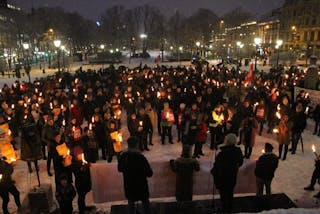 I FAKKELTOG FOR FREMTIDEN: Opp mot 900 mennesker møtte opp i vinterkulda utenfor Stortinget for å demonstrere mot sykehusplanene til Helse Sør-Øst. Foto: