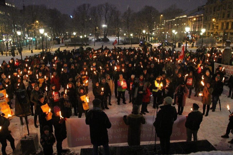 I FAKKELTOG FOR FREMTIDEN: Opp mot 900 mennesker møtte opp i vinterkulda utenfor Stortinget for å demonstrere mot sykehusplanene til Helse Sør-Øst. Foto: