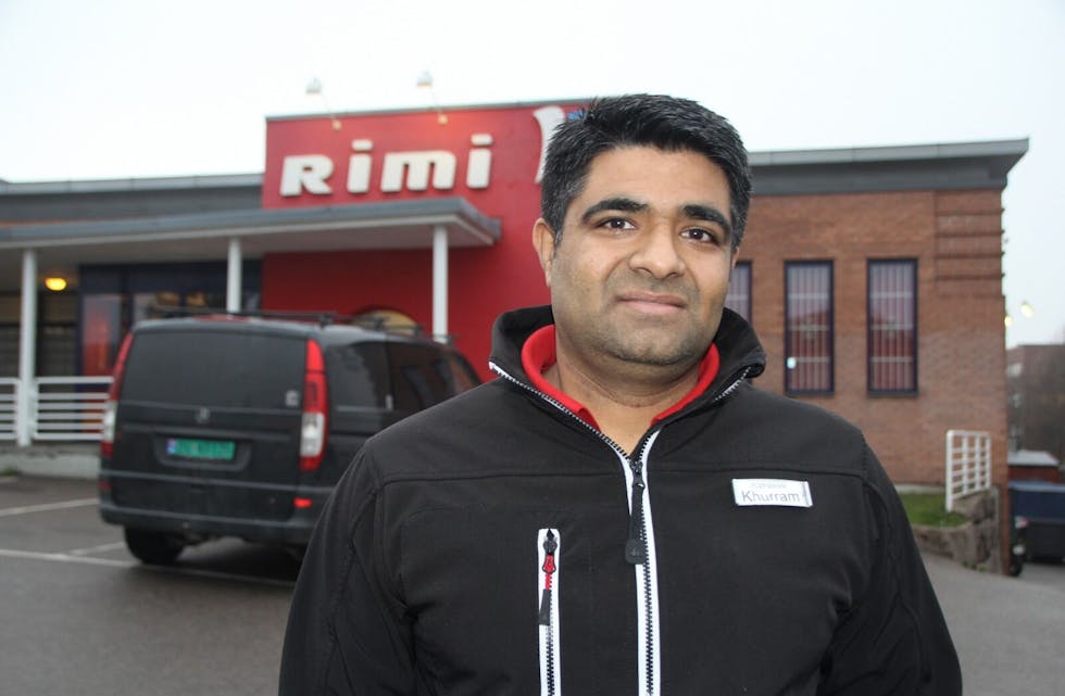 BEDRE TIDER: Kjøpmann Khurram Rana har de siste syv månedene mistet Rimi-kunder grunnet veiarbeid. Nå har han fått tilbake butikkgleden. Foto: