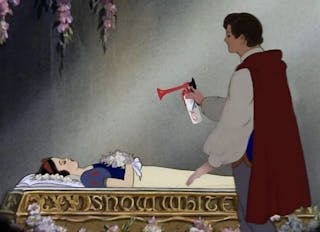 Dette bildet sirkulerer på sosiale medier. Prinsen vekker Snøhvit med en sirene. Kanskje ikke like magisk som et kyss, men hun blir i hvert fall ikke krenket. Foto: