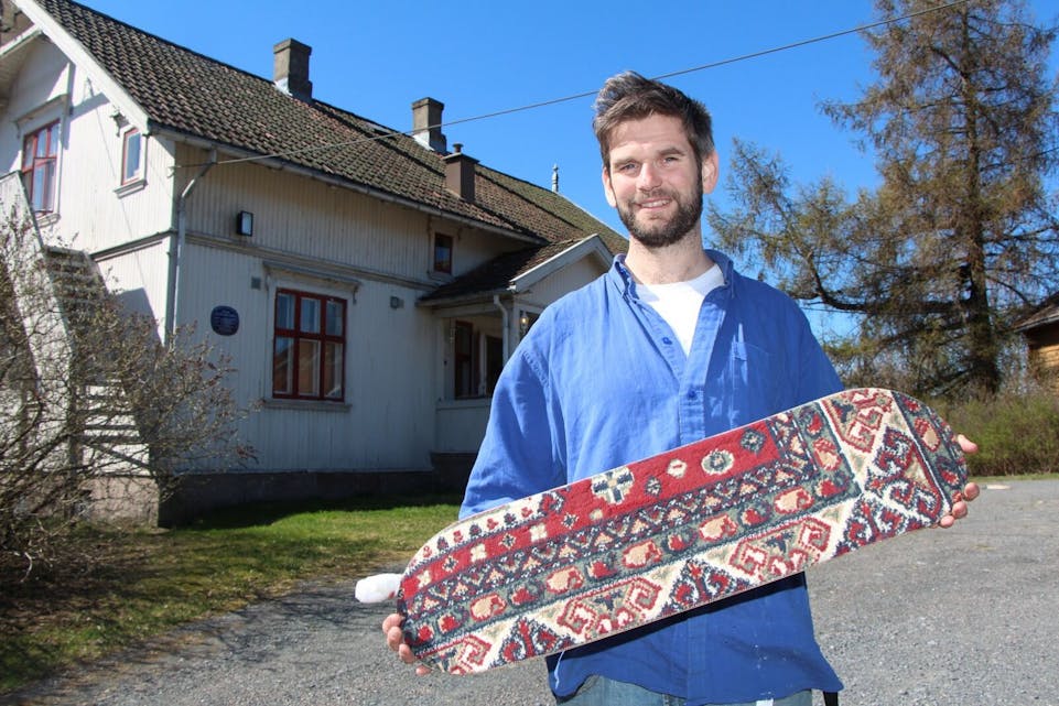 OPPLEVELSE: Kunstner Lars Kjemphol inviterer alle inn i kunstnerhuset på Øvre Fossum gård i helga. Der kan man blant annet se utsmykkede skateboards, malerier og skulpturer. Foto: