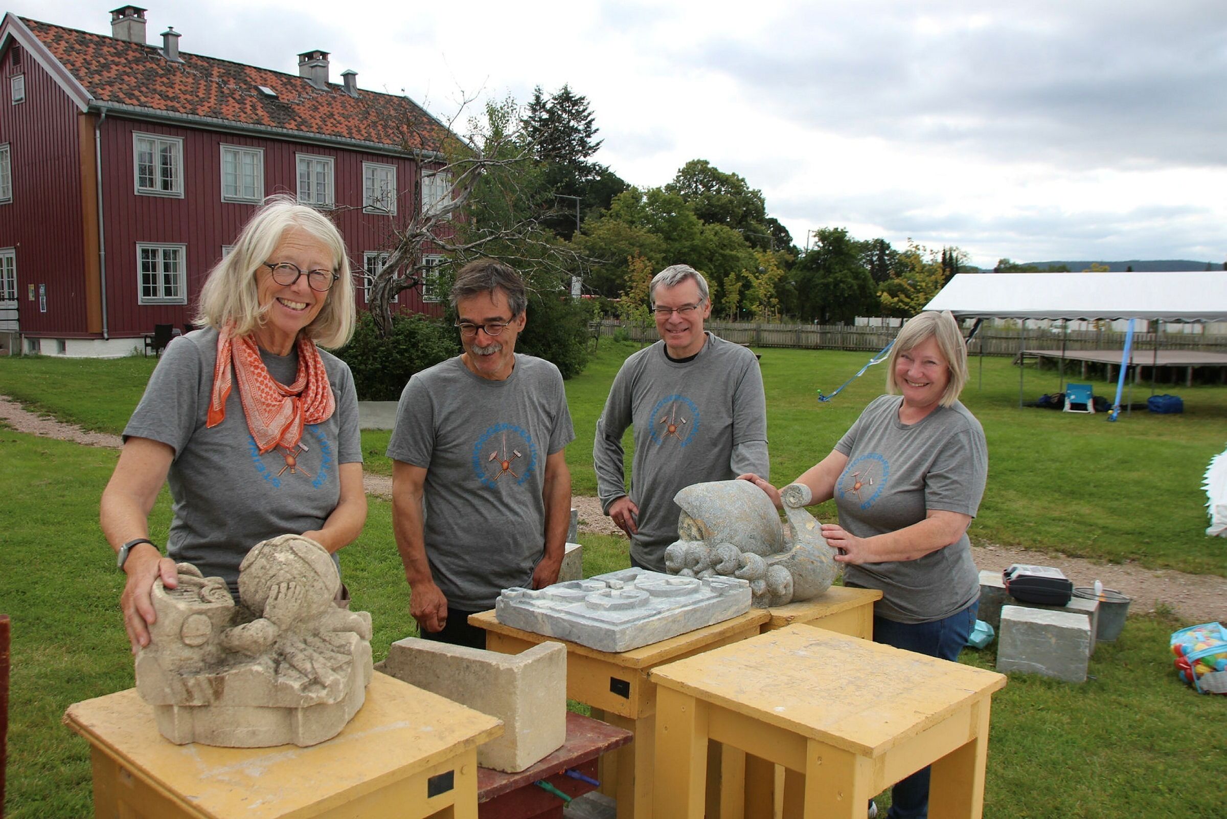 NÅ BLIR DET FESTIVAL: Kirsten Berrum (f.v.), Uli Thallemer, Ivan Andreassen og Frøydis Arnesen gleder seg til å se festivalhagen fylles opp av deltakere og publikum. Foto: Martine Myhre