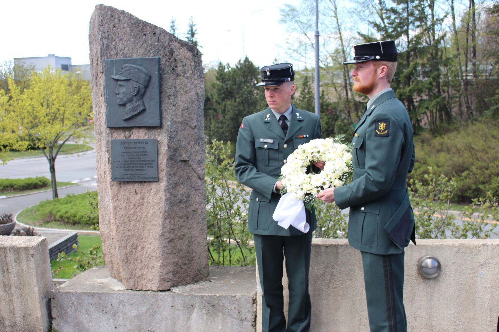HEDRET KRIGSHELT: Krigsskolen på Linderud markerte frigjøringsdagen ved å legge ned en krans ved minnesmerket for Øyvinn Øi på Kalbakken.