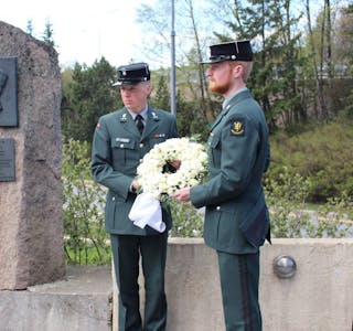 HEDRET KRIGSHELT: Krigsskolen på Linderud markerte frigjøringsdagen ved å legge ned en krans ved minnesmerket for Øyvinn Øi på Kalbakken. Foto: