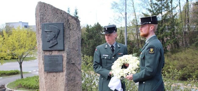 HEDRET KRIGSHELT: Krigsskolen på Linderud markerte frigjøringsdagen ved å legge ned en krans ved minnesmerket for Øyvinn Øi på Kalbakken. Foto:
